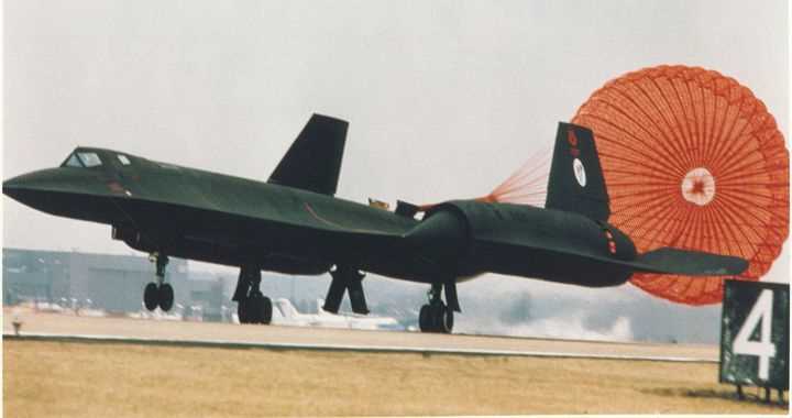 Черный дрозд почему советские истребители не могли догнать SR-71 Черный дрозд: почему ни один советский истребитель не мог его догнать
Или альтернативный вариант:
Скорость Черного дрозда: как SR-71 оставался недосягаемым для СССР
Оба варианта содержат ключевые слова и интригу, что хорошо для SEO и читательского интереса.
